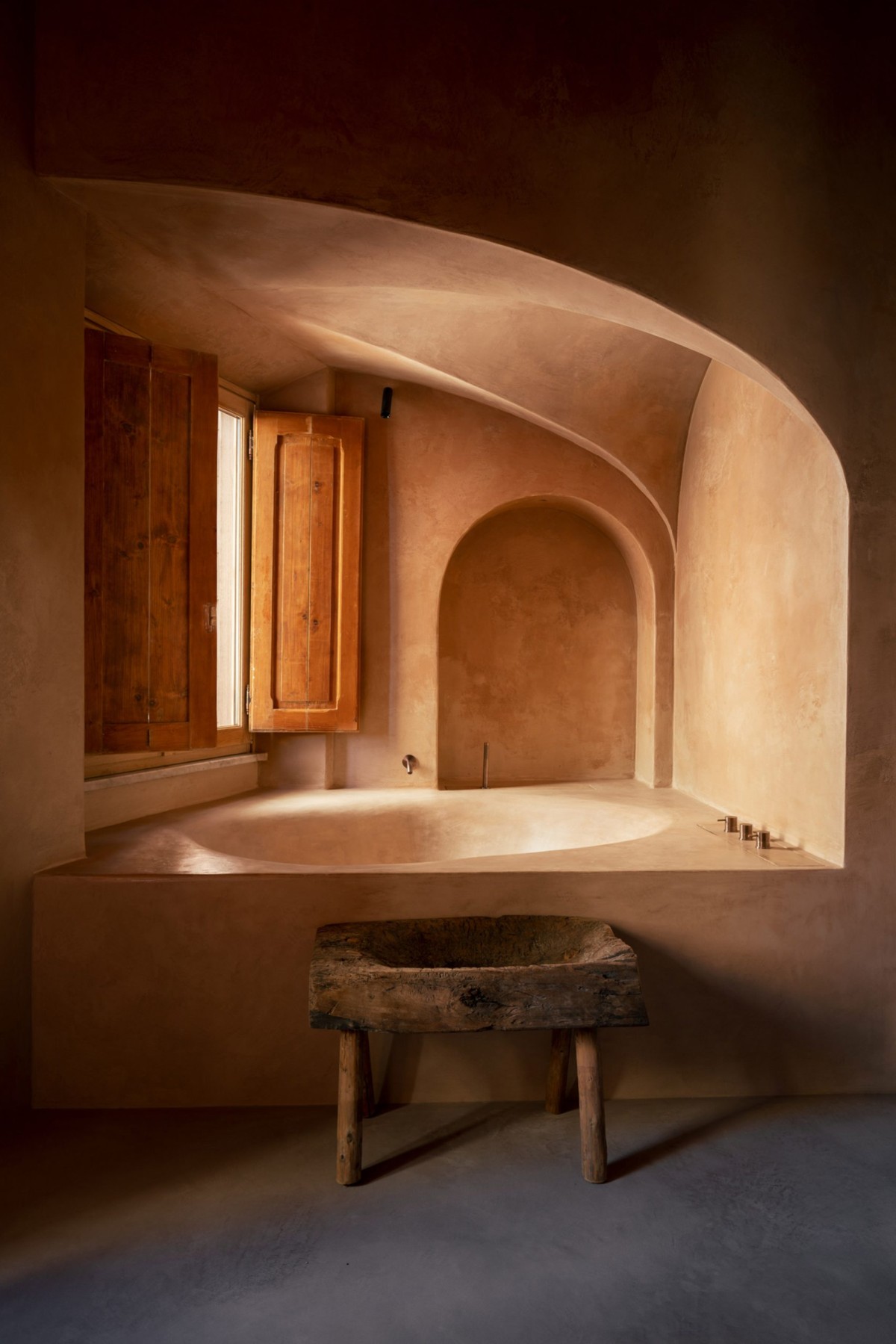 L'architetto ha utilizzato una gamma di materiali naturali, tra cui pitture a base di calce