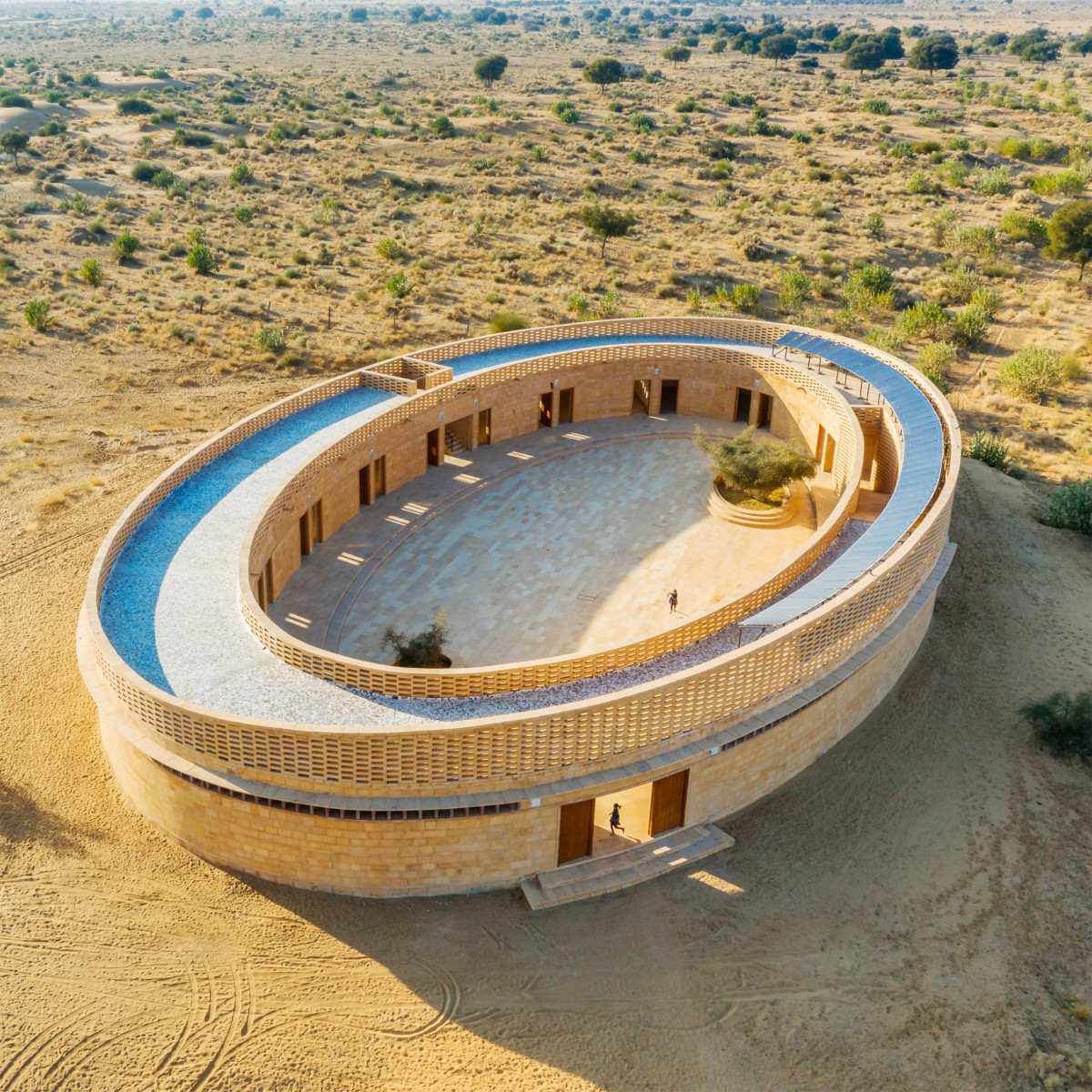 La scuola femminile Rajkumari Ratnavati si trova nel deserto del Thar, nell'India settentrionale, ed è eccezionalmente adatta a un ambiente esigente