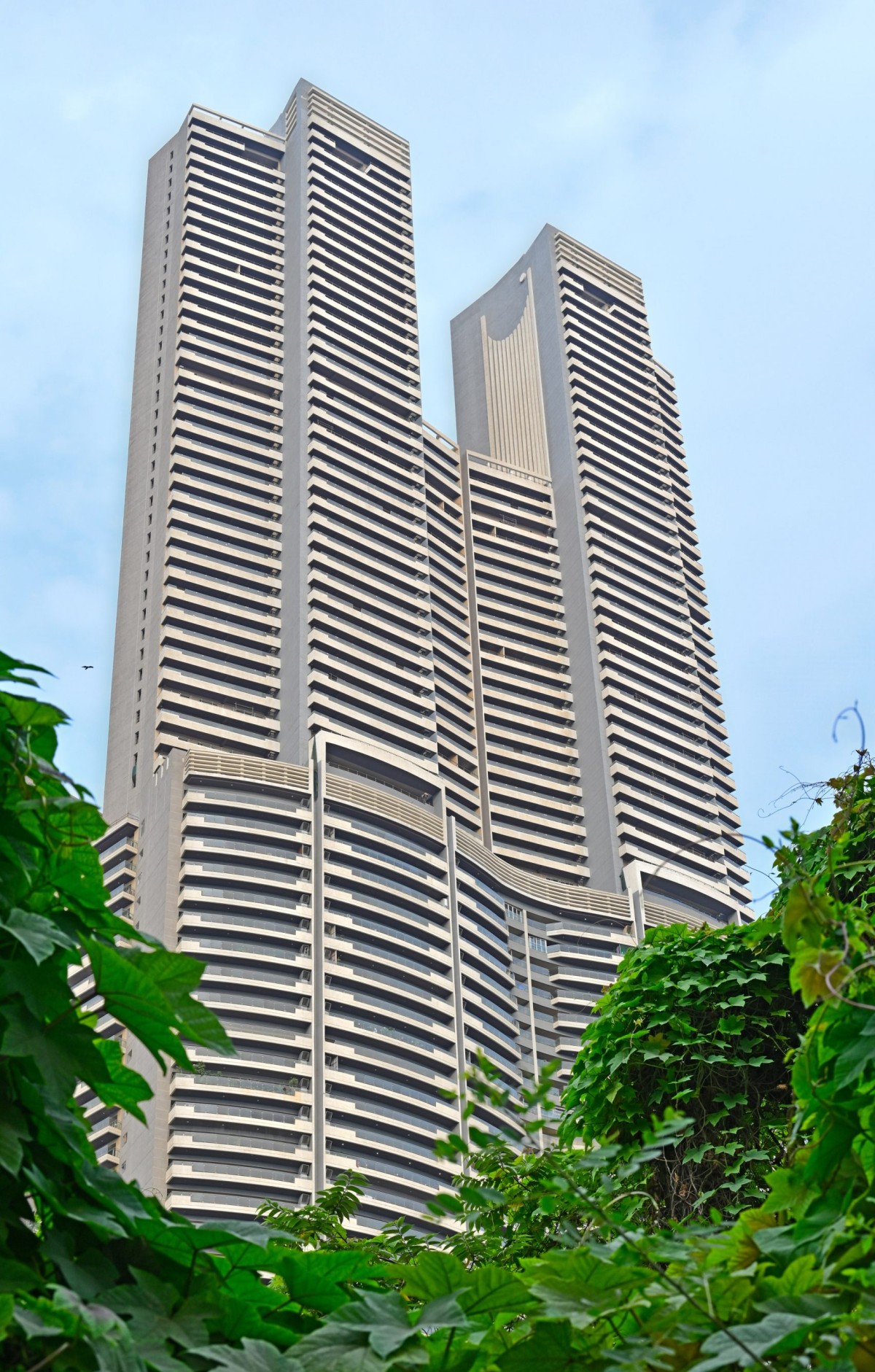 La Minerva Tower si distingue per la sua struttura a due torri