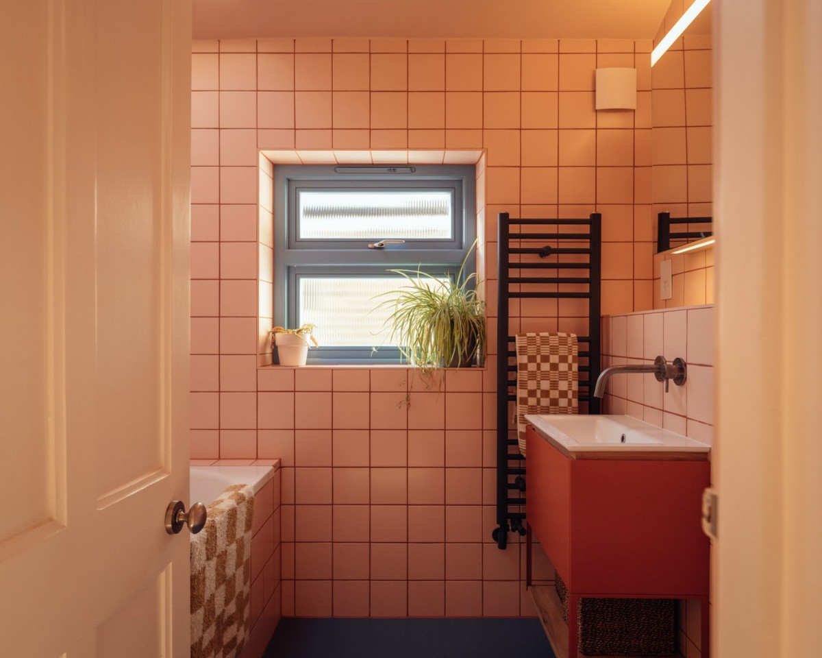 Il bagno è rivestito di piastrelle rosa
