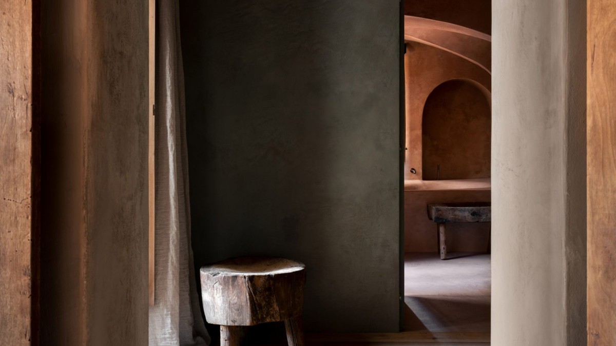 Tra gli oggetti recuperati dalla casa ci sono le porte, i tavoli e le panche di legno