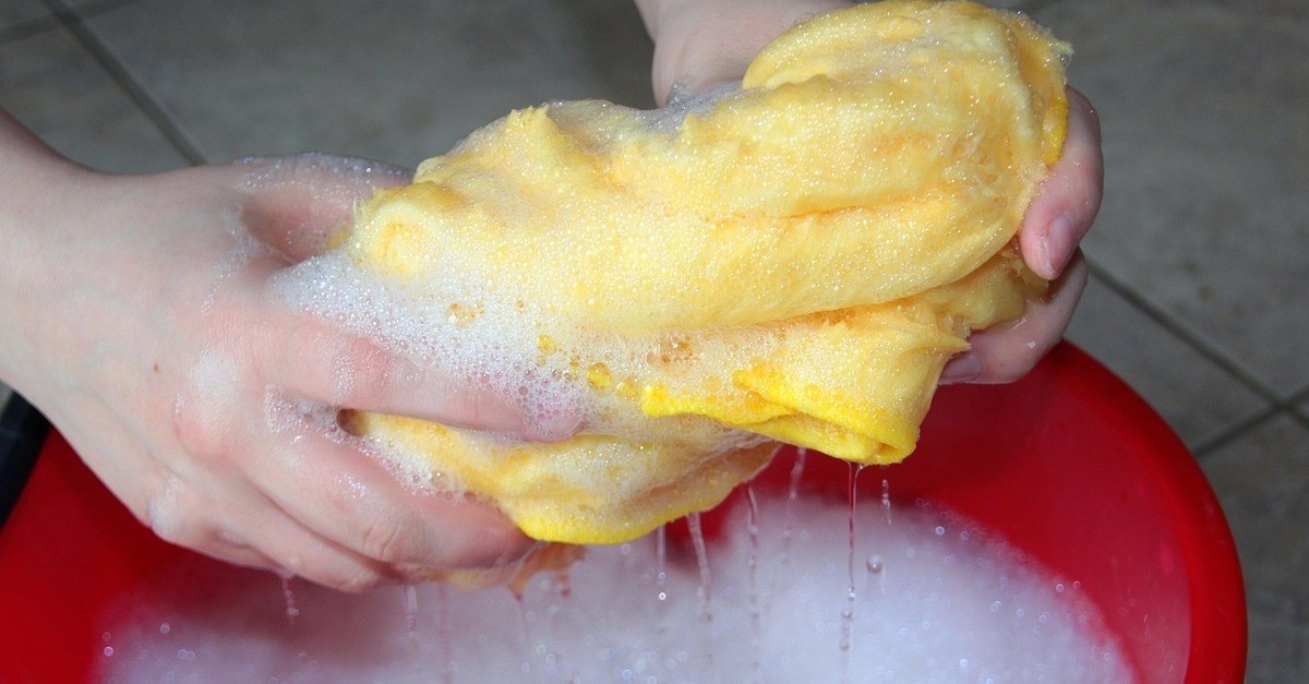 Panno giallo con cui pulire il condizionatore