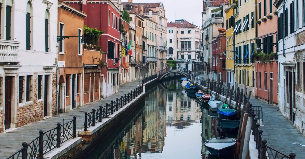 Il canale di Venezia con i palazzi colorati