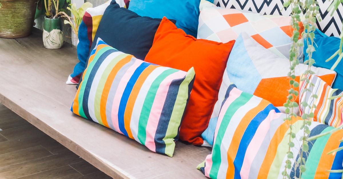 Cuscini colorati e a righe con stoffe estive