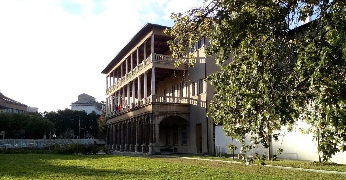 Il colonnato di Villa Simonetta visto lateralmente