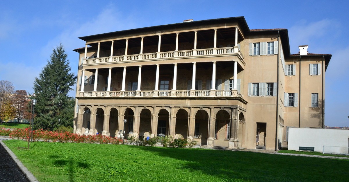 Il prato verde che circonda Villa Simonetta a Milano