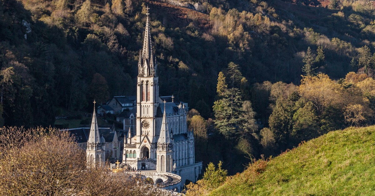 Una chiesa a Lourdes immersa nella natura dei Pirenei
