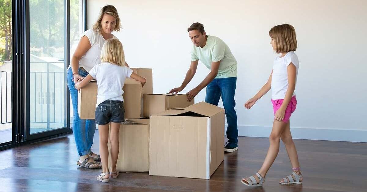 Una famiglia con due bambine sta organizzando un trasloco