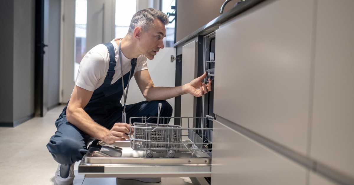 Tecnico controlla problemi alla lavastoviglie