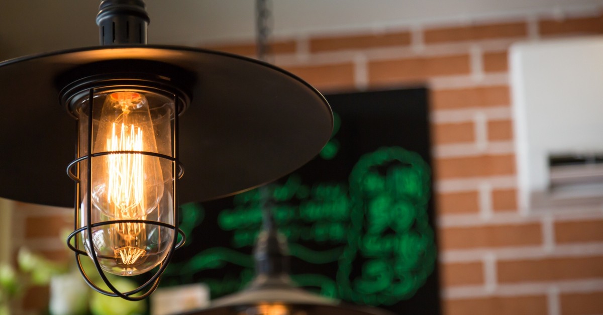 Lampada a sospensione in stile industriale con luce calda
