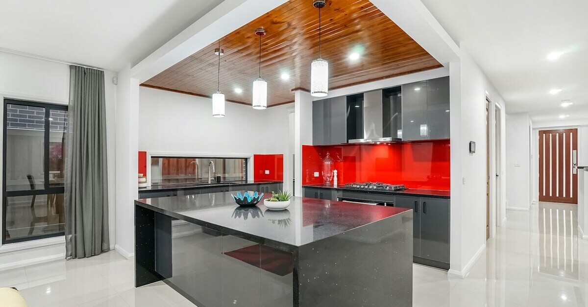 Cucina con parete rossa