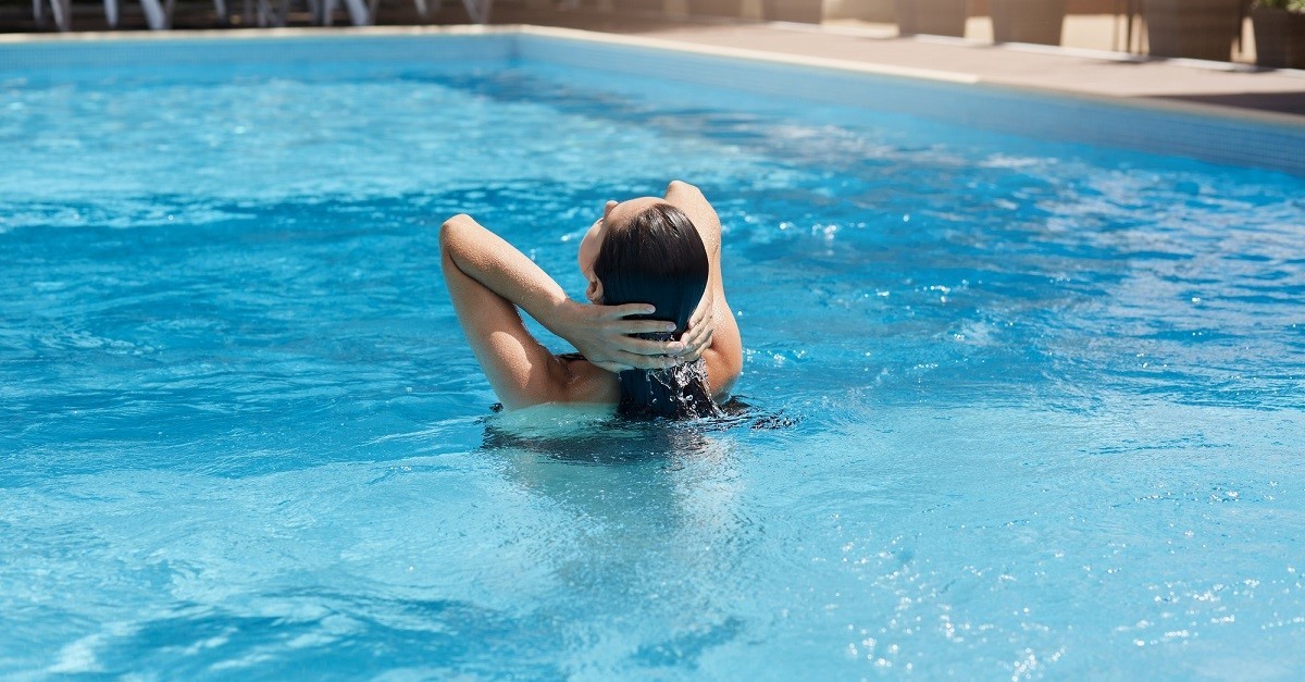 Donna che fa un bagno in piscina