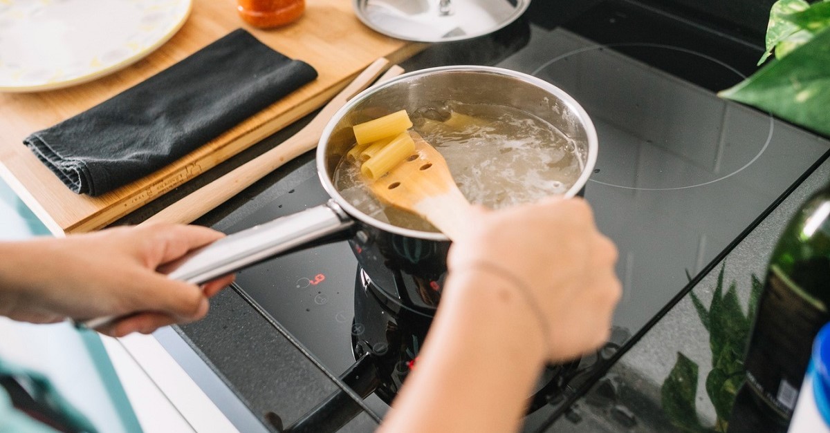 Preparazione di un pasto su un piano a induzione