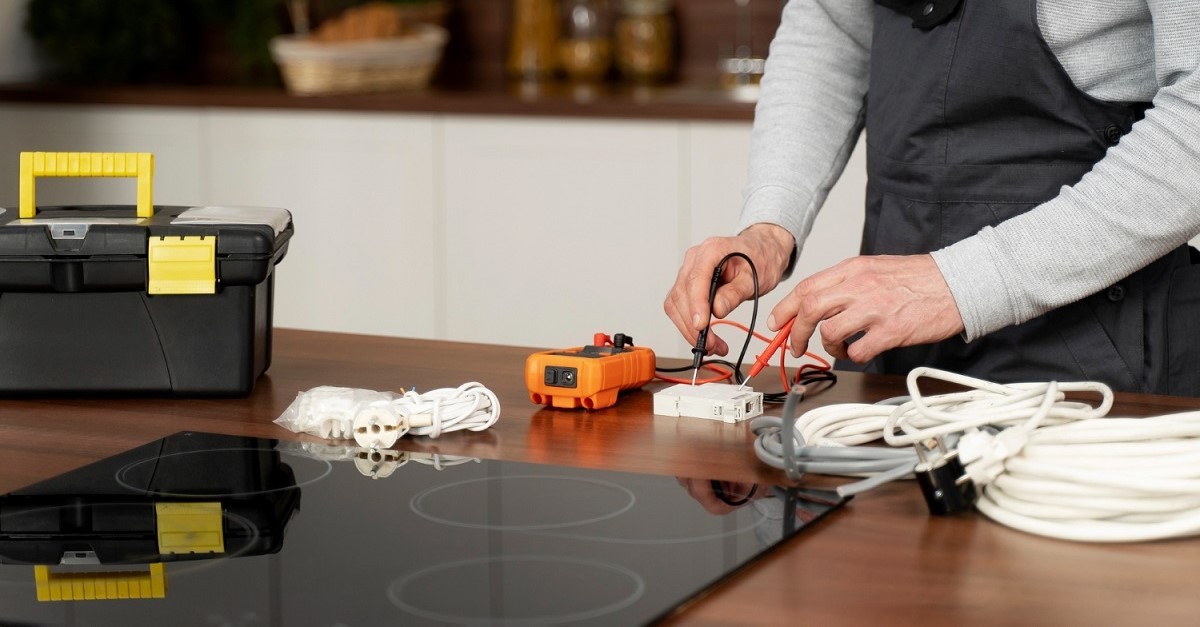 Un tecnico ripara delle componenti elettriche