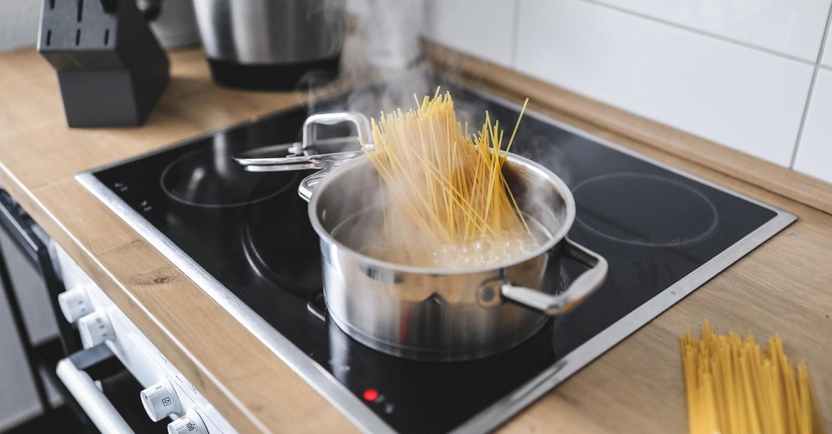 Cottura di pasta su un piano a induzione