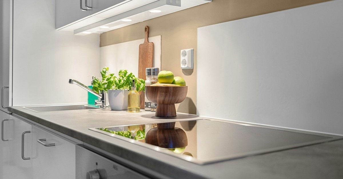 Cucina moderna con piano a induzione