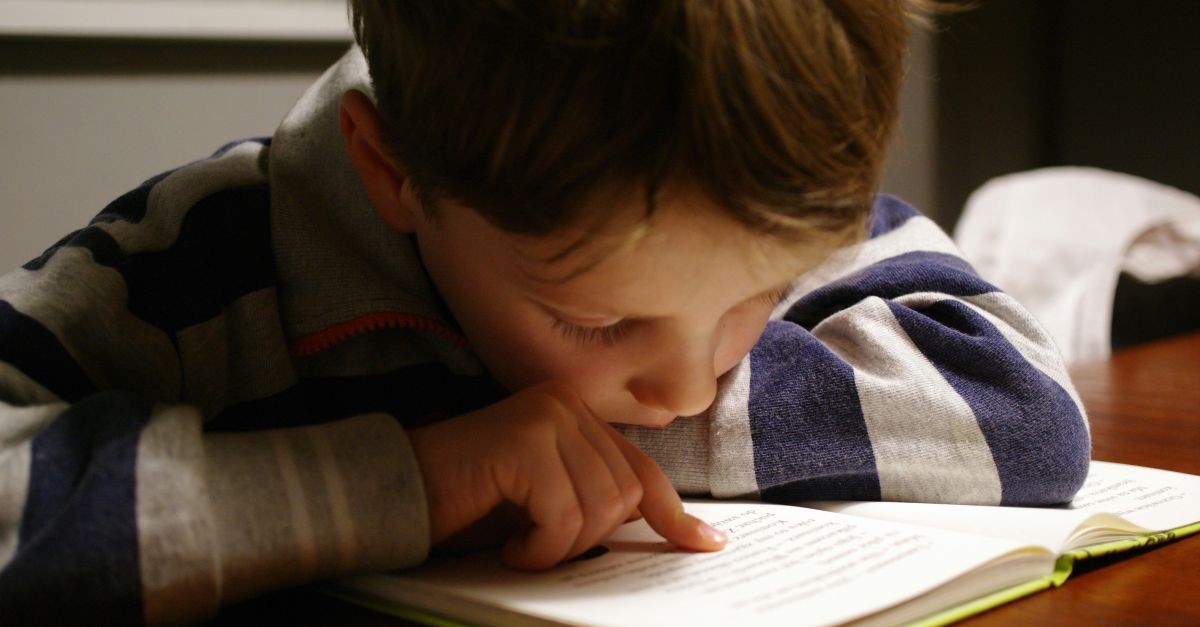 bambino che impara a leggere 