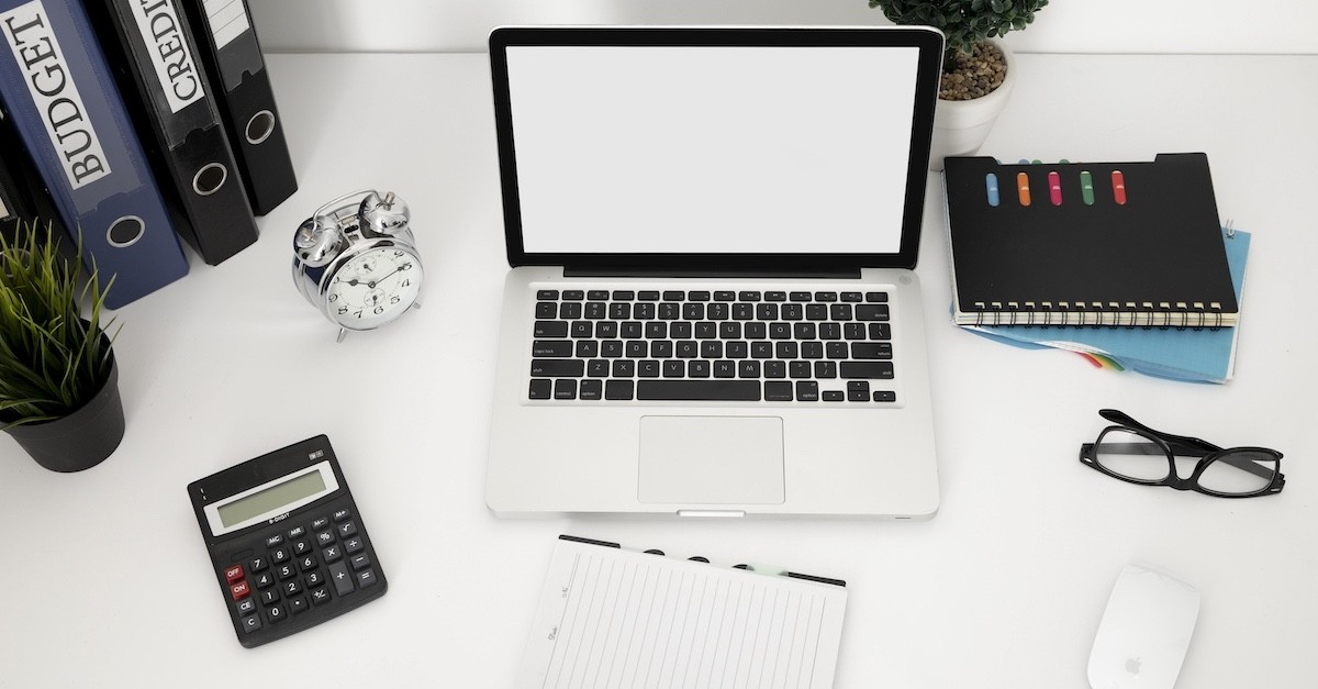 Computer e calcolatrice per i calcoli