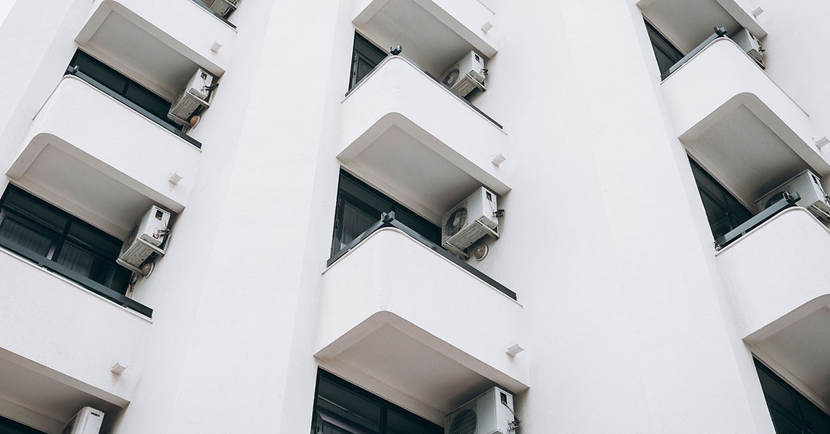 Condizionatori sui balconi del condominio