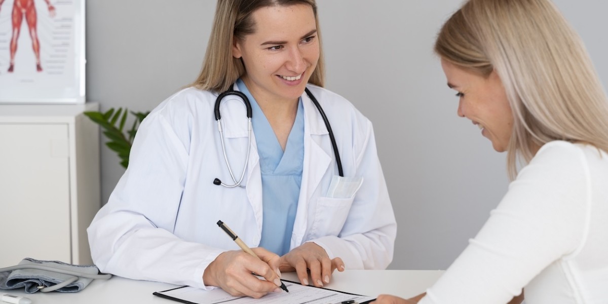 Medico che esegue una visita a paziente