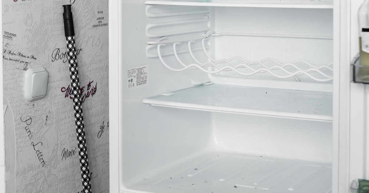 Ripiano inferiore di un frigo vuoto