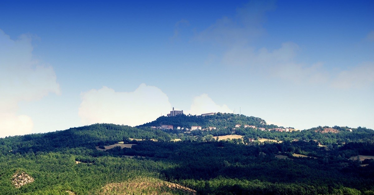 Il monte Castellaro con Groppallo, frazione di Farini