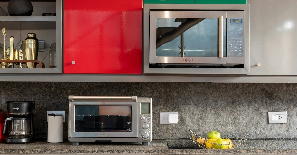 Un forno a microonde a parete e un fornetto elettrico