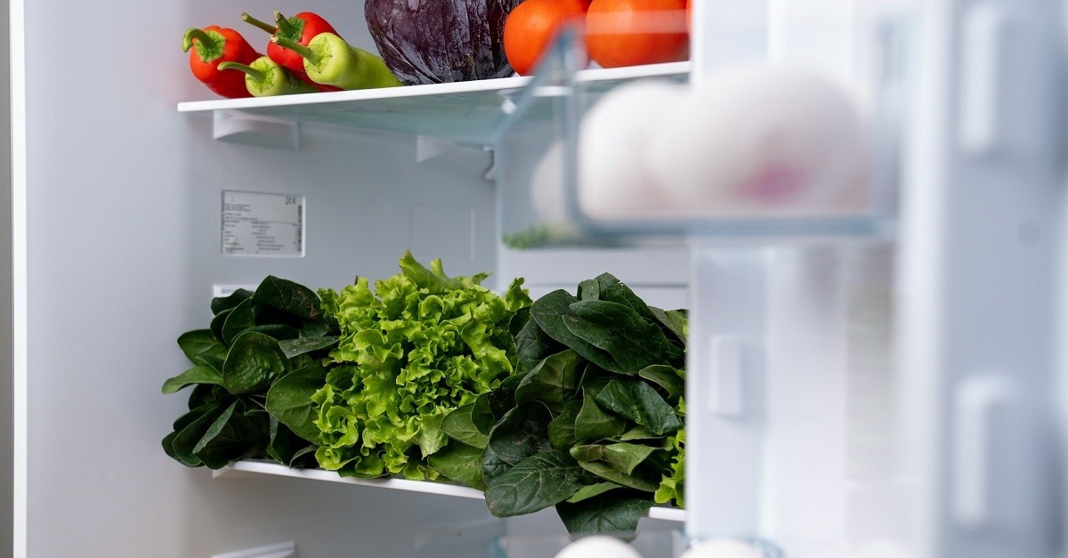 Frigo aperto pieno di ortaggi