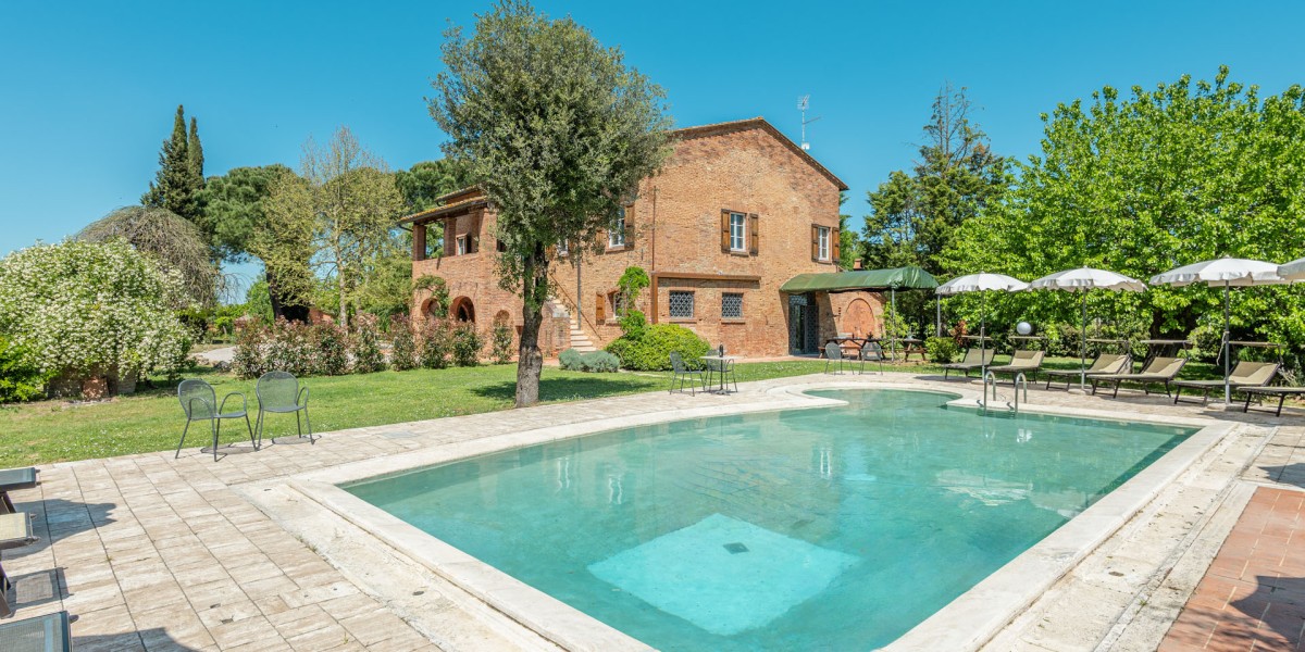 discrete estates in Tuscany