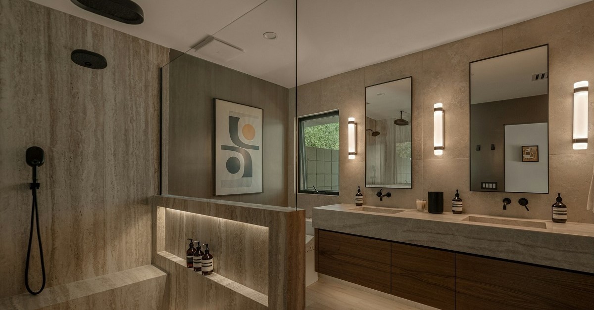 Un bagno con doccia walk-in