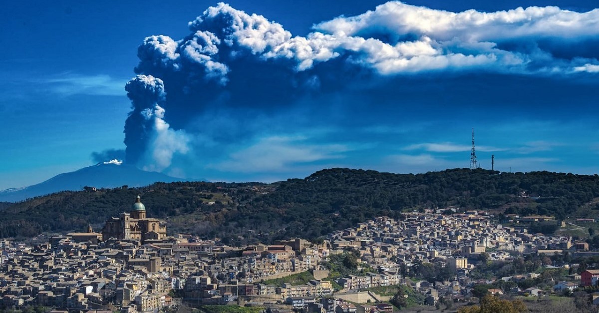 Veduta di Piazza Armerina con l'Etna sullo sfondo