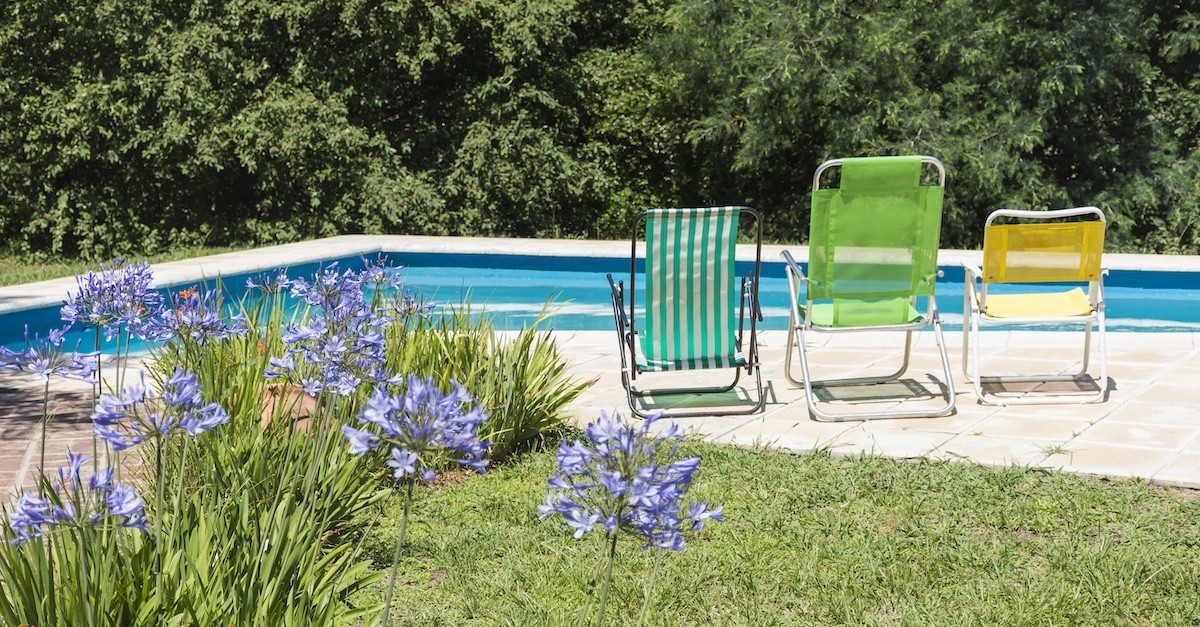 Una piscina in giardino