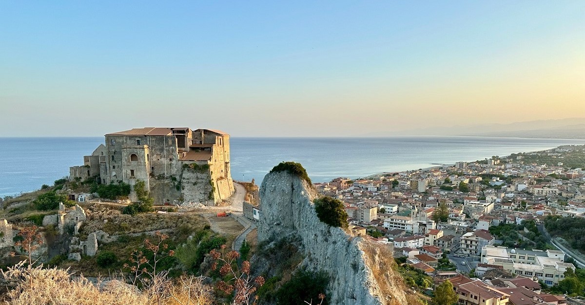 I ruderi di un castello vicino al mare in Calabria