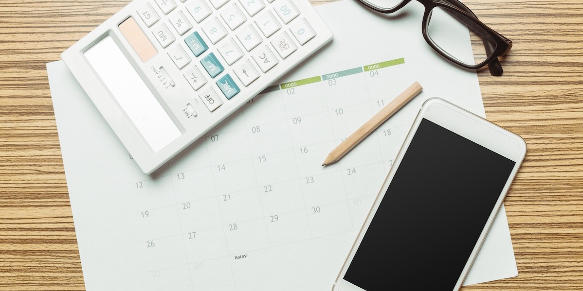 Tavolo da ufficio con smartphone e calendario
