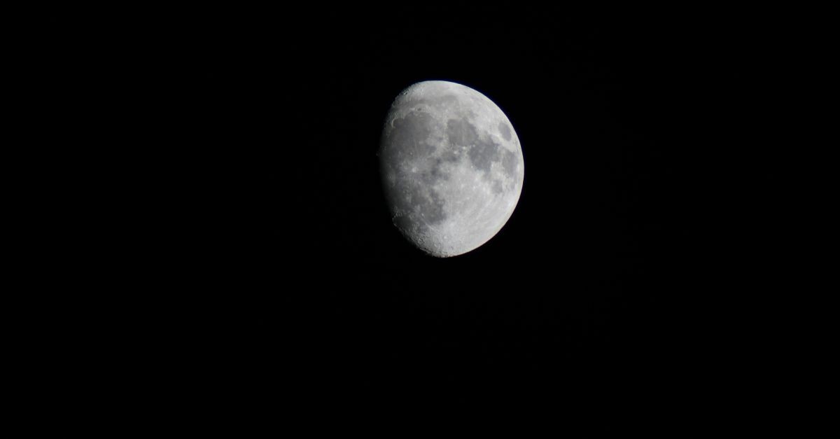 una luna gibbosa crescente