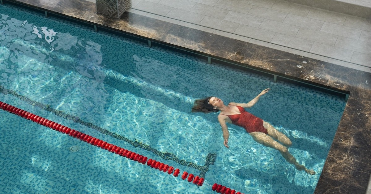 Una piscina con una nuotatrice