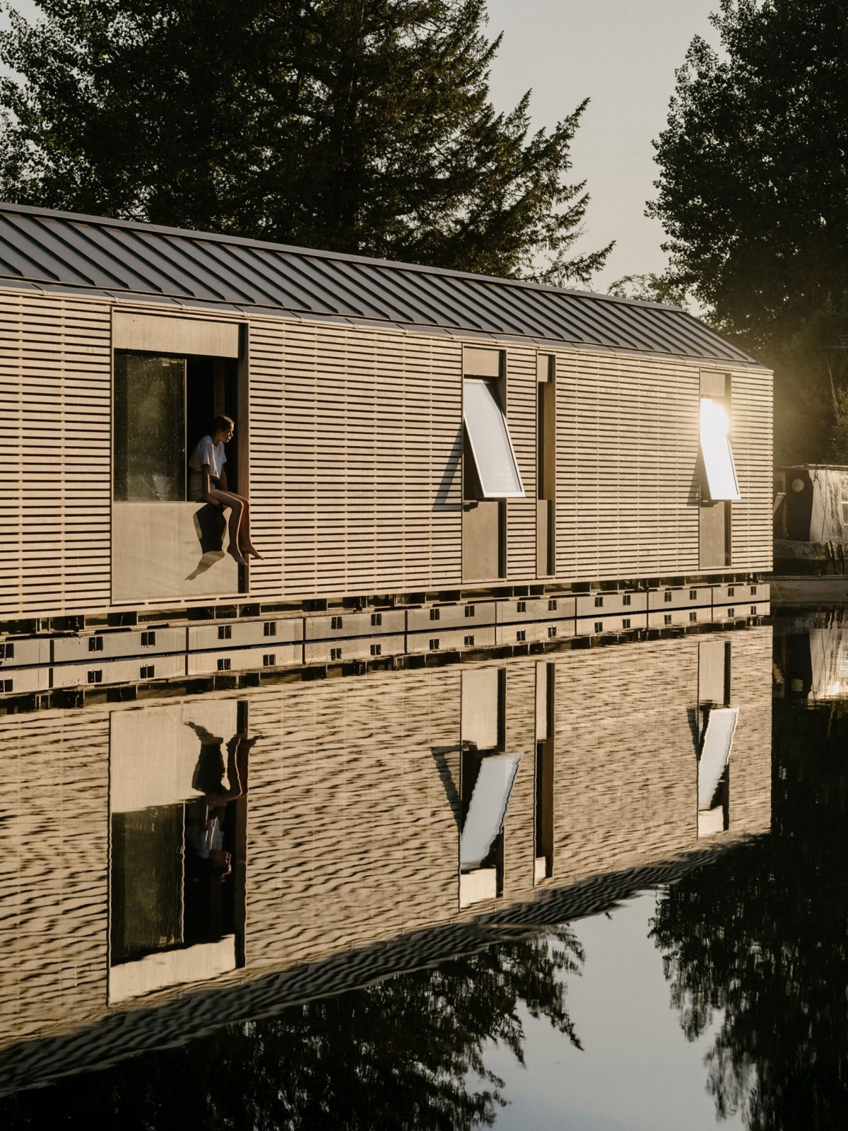 La casa está revestida con listones horizontales de madera Accoya resistente al agua.