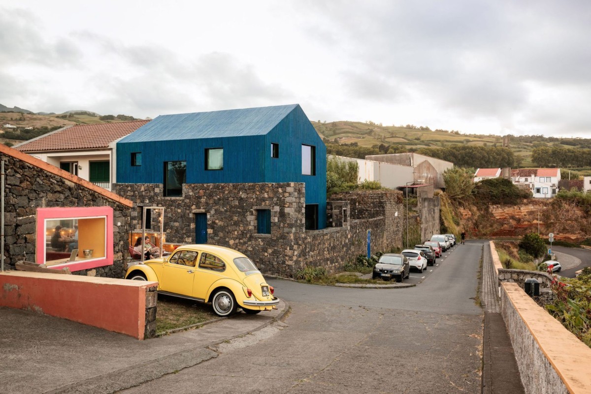 La casa combina muri originali in pietra basaltica con una struttura in legno rivestita di plastica riciclata proveniente dagli oceani