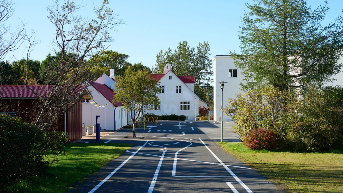 Exterior rodeado de senderos, plazas y paisaje verde protegido.