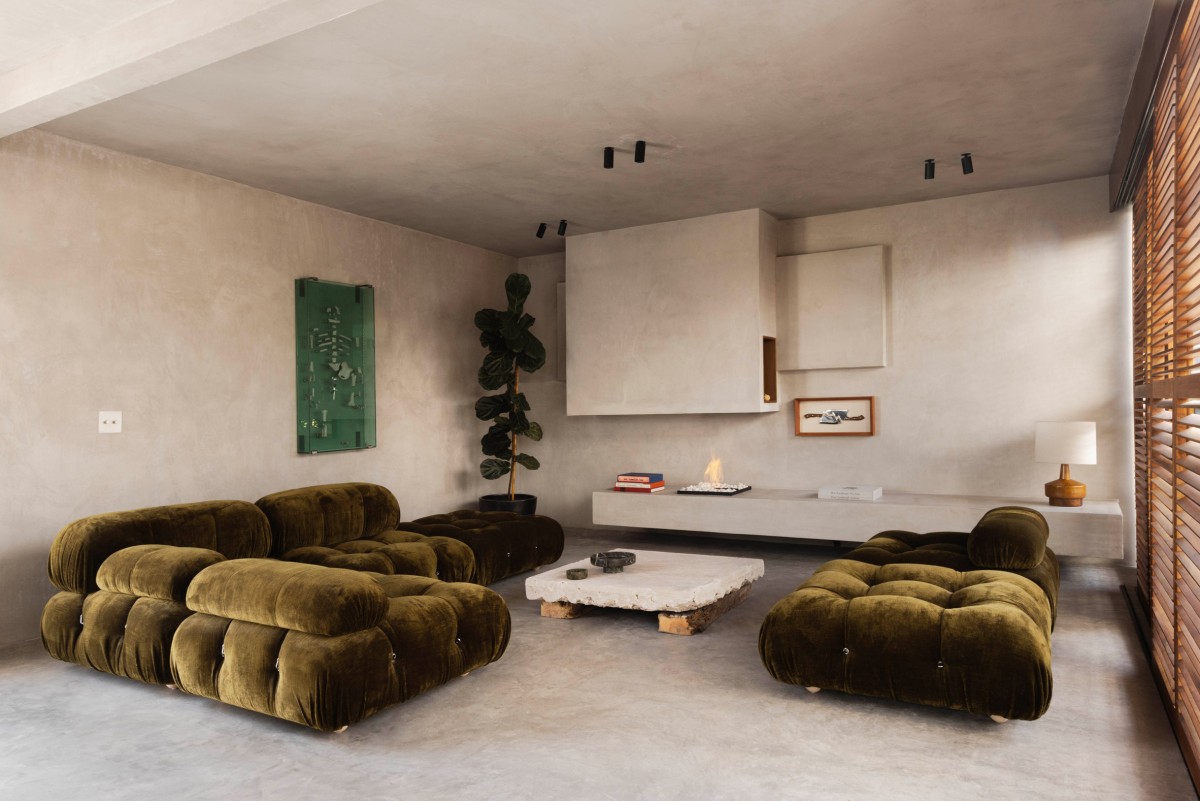 Camere con pavimenti in cemento, lastre di pietra e finiture in legno di noce
