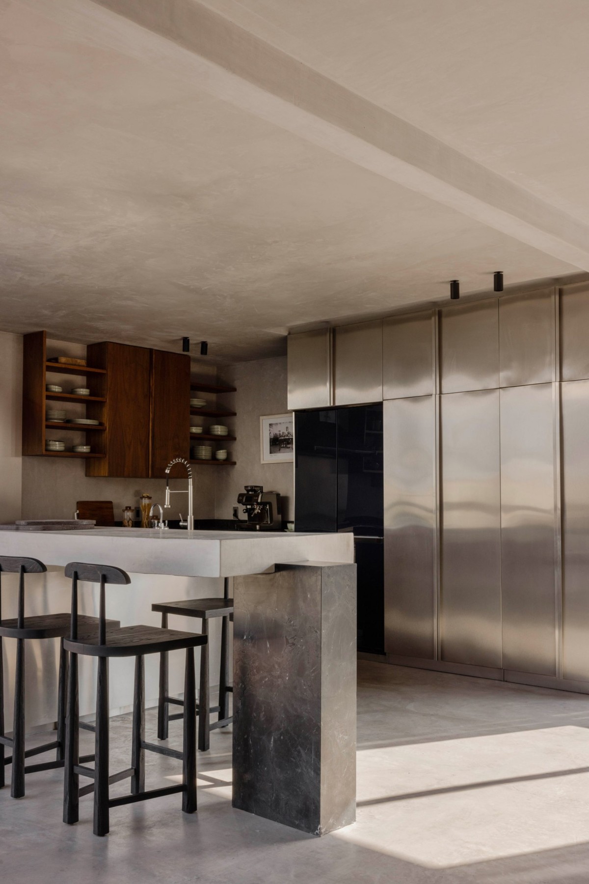 La cucina è dotata di ante in acciaio inossidabile sui pensili a tutta altezza