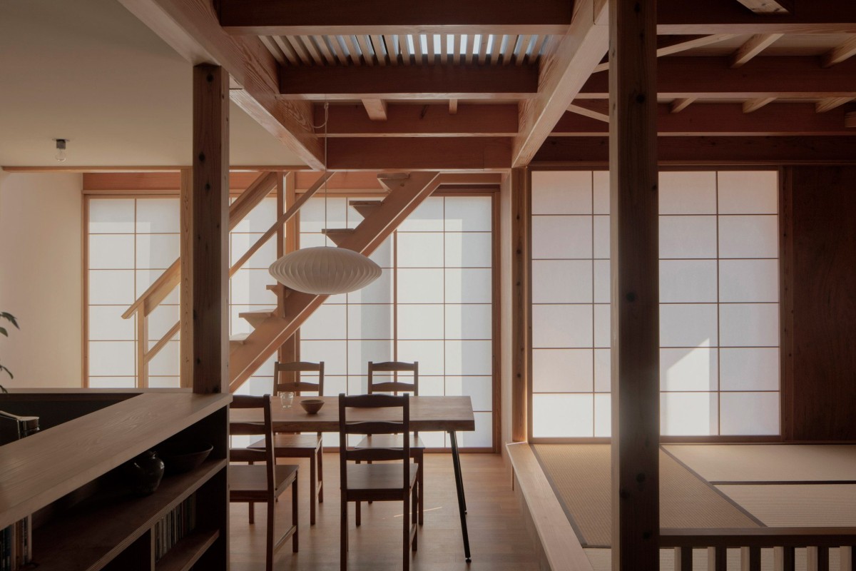 Altri elementi tradizionali, come i tatami, sono utilizzati nel piano terra a pianta aperta con zona pranzo