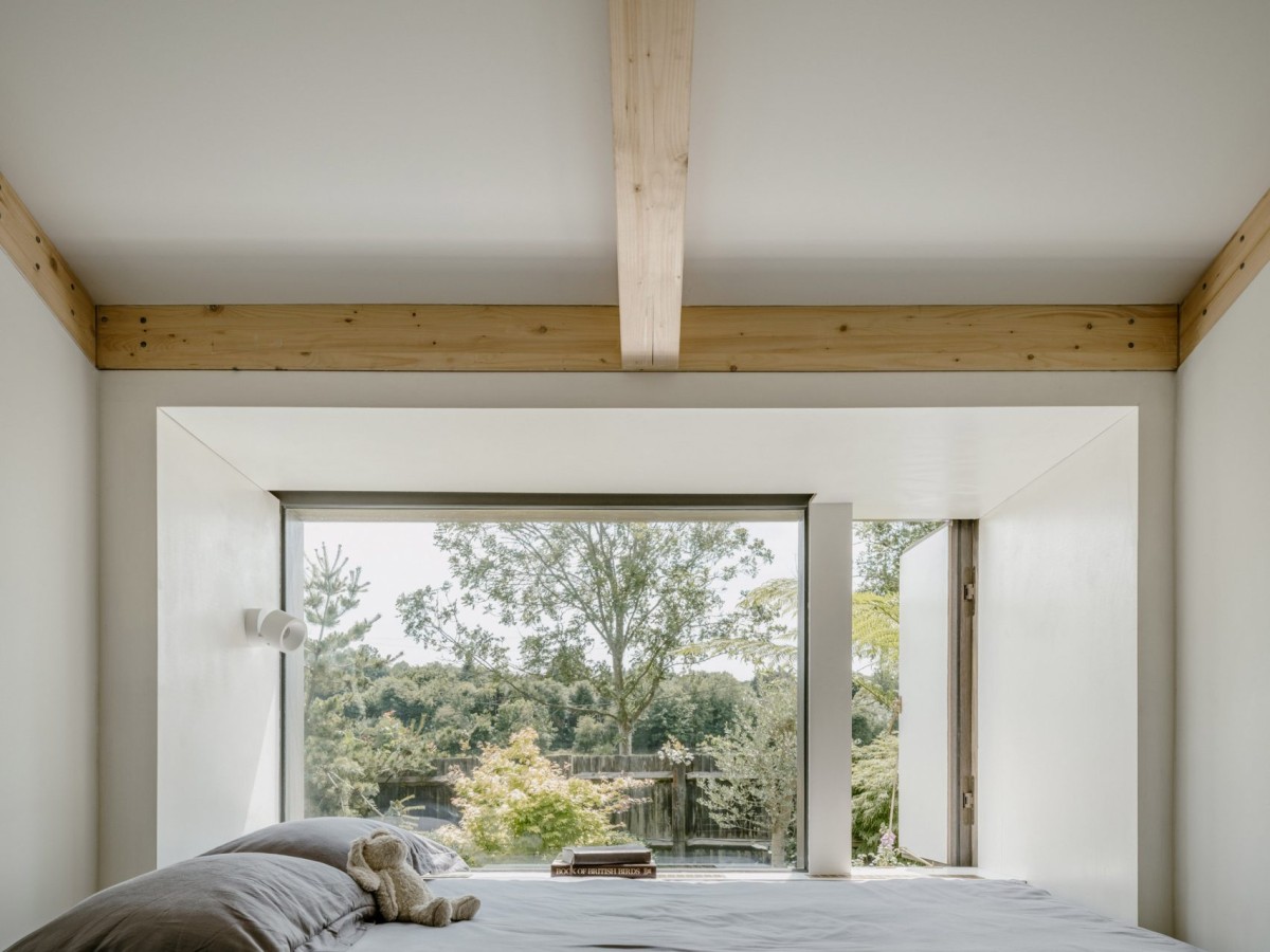 Las ventanas salientes también sirven de repisa junto a la cama en las habitaciones de los niños.