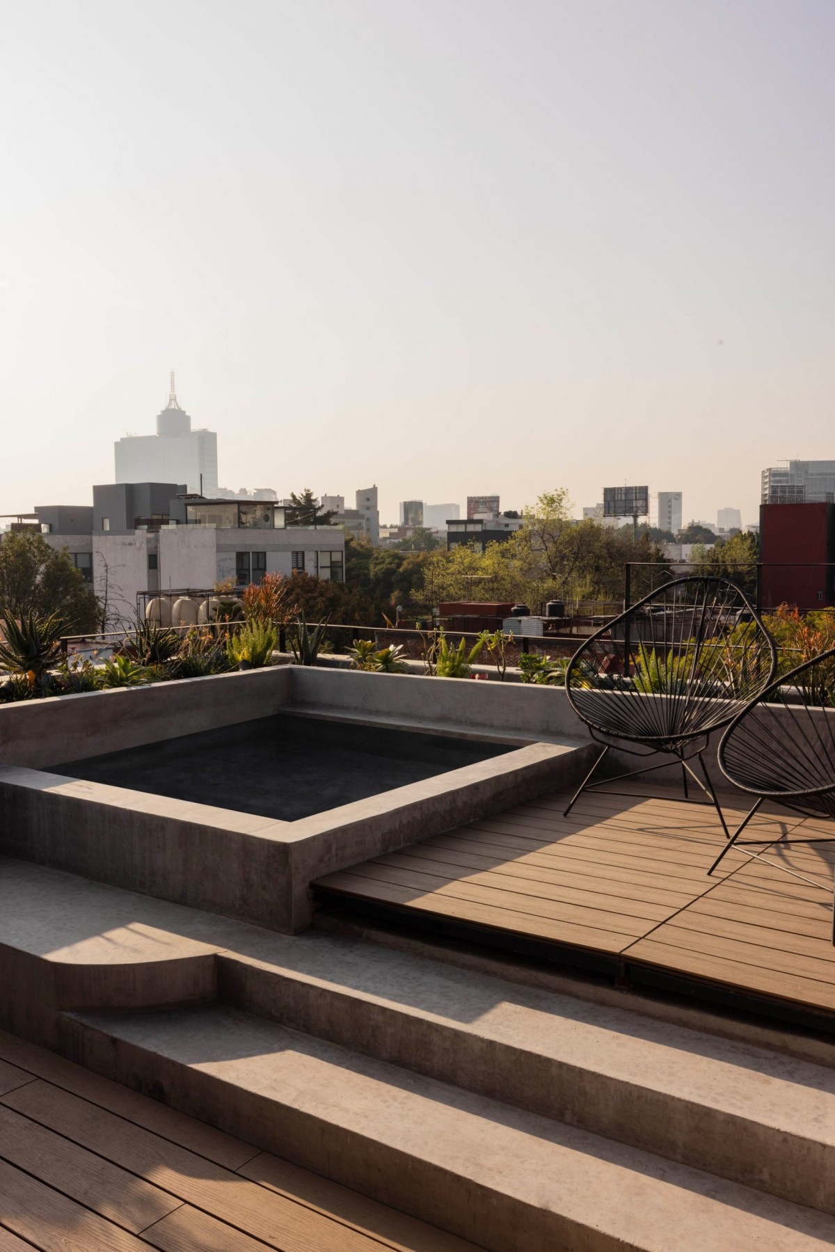 L'attico culmina in una terrazza con piscina e zona barbecue