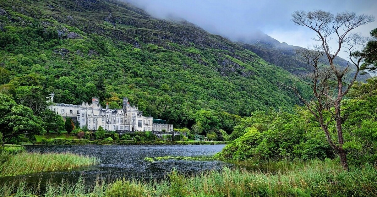 La struttura dell'Abbazia di Kylemore nelle valli irlandesi
