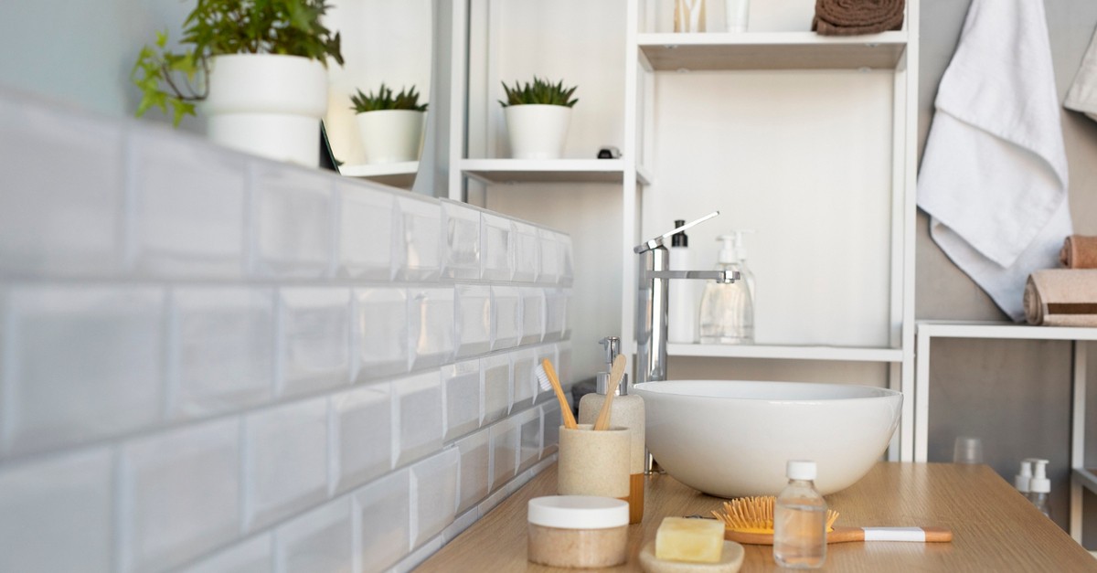Bagno con sanitari sospesi
