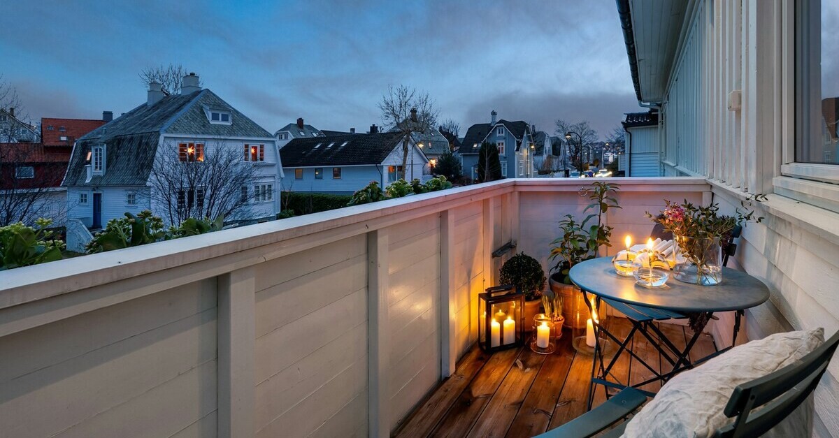 Un balcone stretto e lungo illuminato da candele