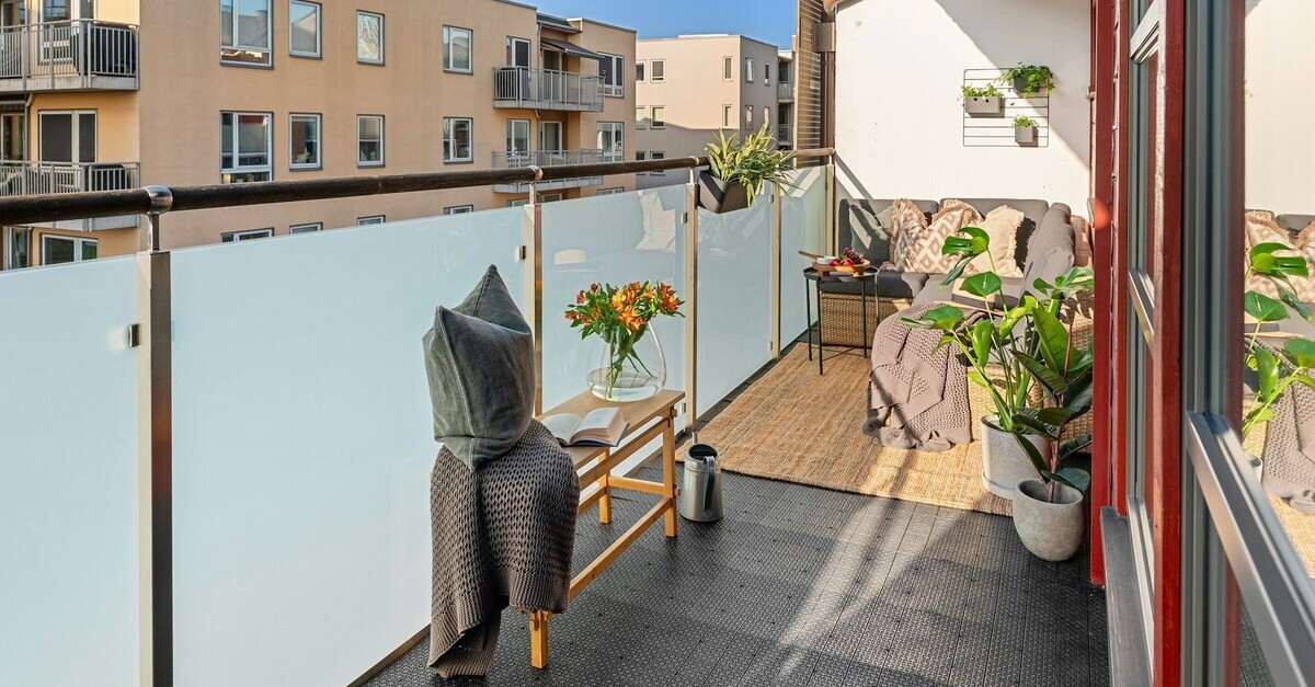 Arredare un balcone stretto con mobili dalla giusta dimensione