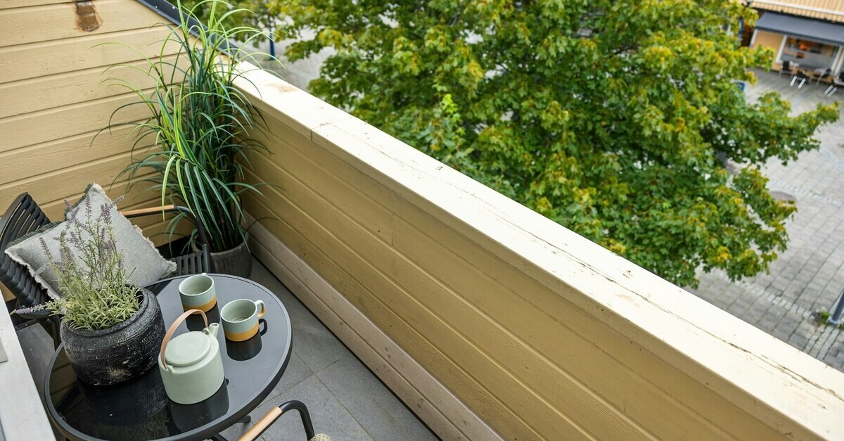 Un tavolino tondo di piccole dimensioni su un balcone stretto