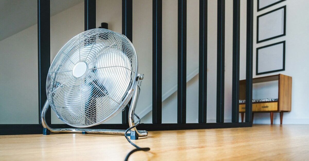 Un ventilatore aiuta a muovere l'aria nelle ore calde